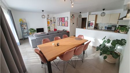 Instapklaar appartement met terras + autostaanplaats te huur in Torhout - Photo 5