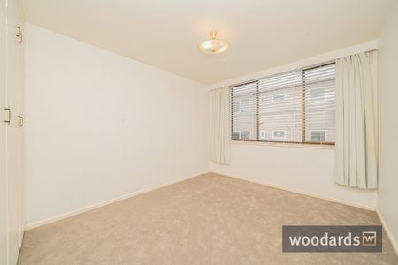 Light-Filled First Floor Apartment in Prime Camberwell Location - Photo 4