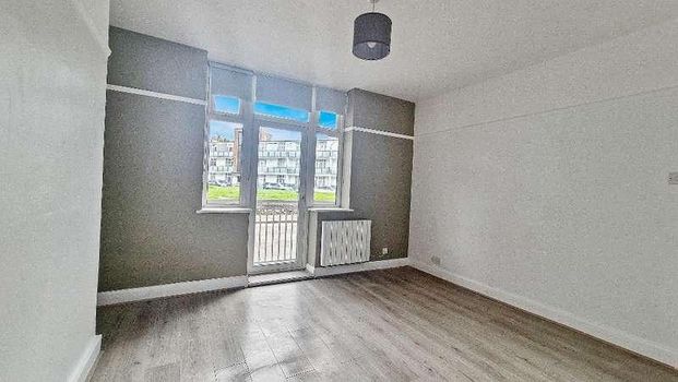 Angel Close, Edmonton, London, Uk, N18 - Photo 1