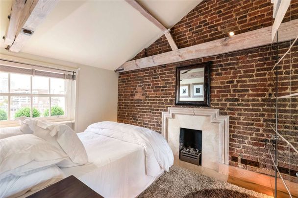 A luxurious three bedroom apartment in a contemporary loft style apartment befitting it's penthouse position, with two double bedrooms and one single bedroom on a private garden square. - Photo 1