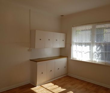 Charming 3-Bedroom Home for Rent in Joondanna - Photo 4