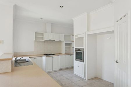 Stunning 4 Bedroom 2 Bathroom Family Home - Photo 5