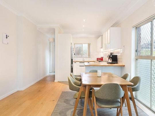 Tastefully Renovated, Oversized (218 sqm) Sun-Filled Garden Apartment With House Like Proportions, Centrally Located To All Amenities - Photo 1