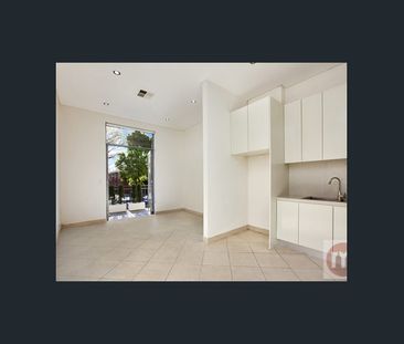 SUPER SIZED APARTMENT WITH COURTYARD & SECURE PARKING! - Photo 2