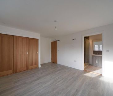 4 bedroom detached house to rent - Photo 2