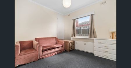 Bright, Spacious Living in the heart of Frankston - Photo 3