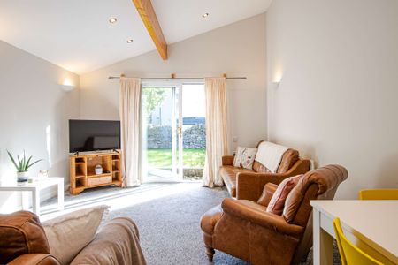 Complete with stylish loft conversion - Photo 2