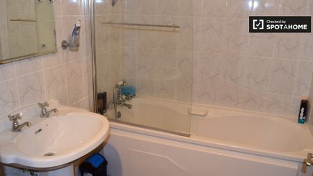 Room in a shared 3-bedroom flat for rent, Dublin - Photo 2