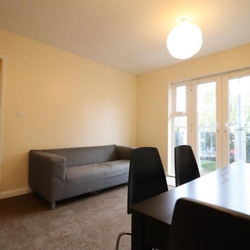 2 BED Apartment To rent - Photo 1