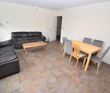3 bedroom flat to rent - Photo 4