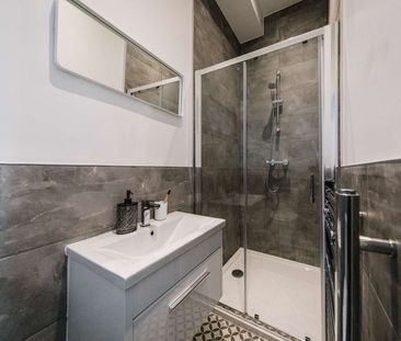 WOW - Stunning 6 Bedroom home located right next to Lancaster town ... - Photo 3
