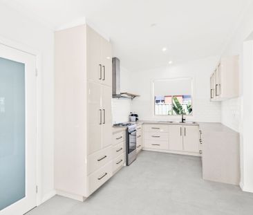 Charming Coastal Cottage - Perfectly Positioned for Summer - Photo 3