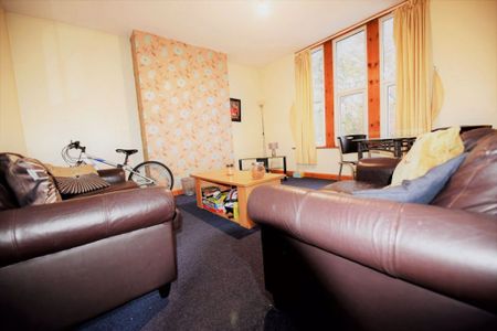 4 bedroom Flat in Flat B, Leeds - Photo 4