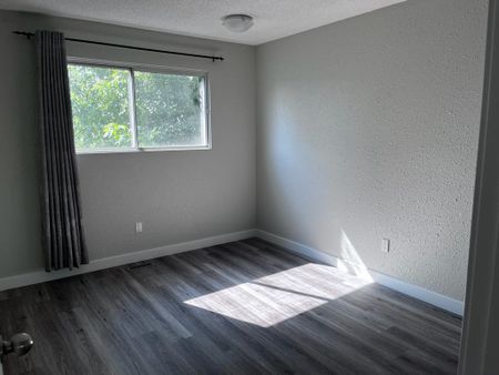 Beautiful Half Duplex April 1st! - Photo 5