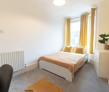 5 Bed End Terrace, St. Denys Road, SO17 - Photo 1