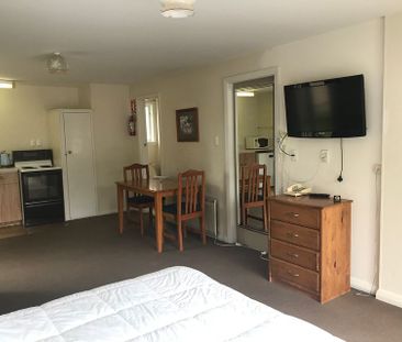 Riccarton Short term Furnished Bedsit Available - Photo 1