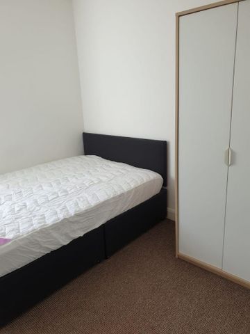 3 bedroom flat to rent - Photo 3