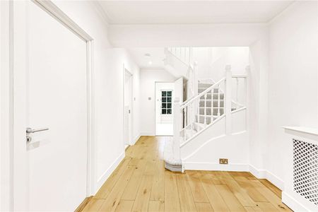 Newly decorated modern townhouse with off street parking and private garden - Photo 2