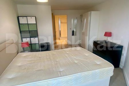 Spacious bright and airy two bedroom apartment in a very convenient location - Photo 5
