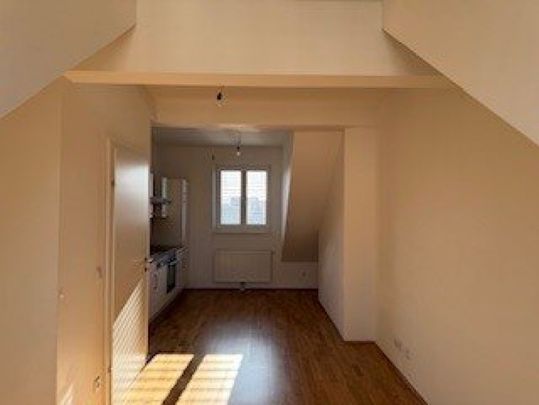 Klein aber fein: Charmante, lichtdurchflutete Dachgeschoßwohnung in zentraler Lage: geräumige 1 Zimmerwohnung, moderne Küchen- und Badausstattung, modern saniert! - Foto 1