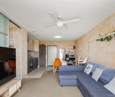 Fully Furnished Apartment with Pool, BBQ & Private Balcony – Southport - Photo 2