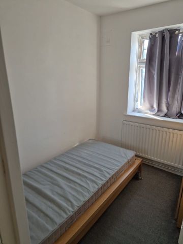 3 Bed Terraced House, Salisbury Avenue, IG11 - Photo 3