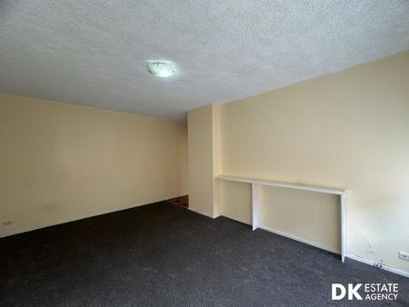 Cozy 2 Bedroom Flat with Premium Location - Photo 2