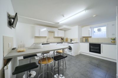 6 bedroom House in Burchett Place, Leeds - Photo 3