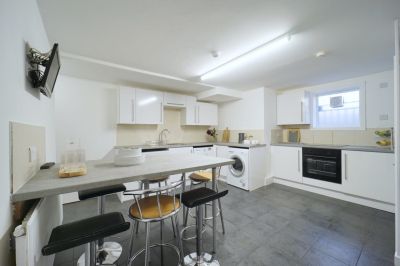 6 bedroom House in Burchett Place, Leeds - Photo 5