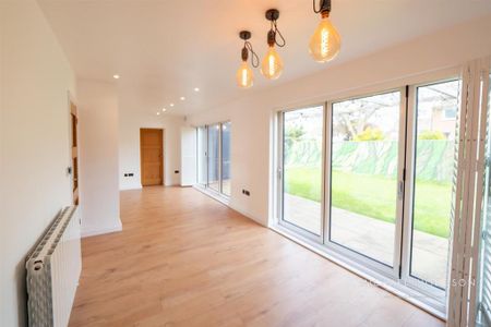 4 bedroom detached house to rent - Photo 2