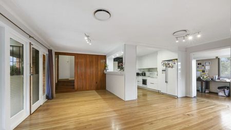 Five Bedroom Home in Sought-After Mount Lofty Location - Photo 2