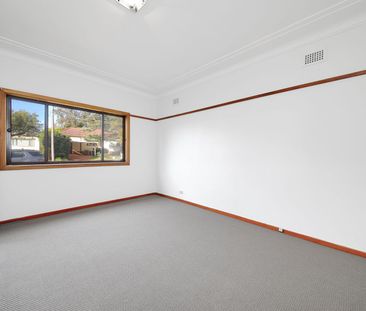 SPACIOUS FAMILY HOME - Photo 4