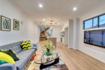 Modern Townhouse Living in the Heart of Corinda - Photo 4
