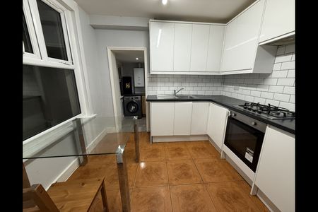 3 Bed Semi-Detached House, Whitehorse Road, CR0 - Photo 5