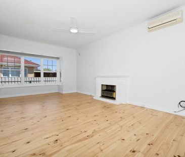 Modern, Fully Renovated Unit in a Convenient Location - Photo 6
