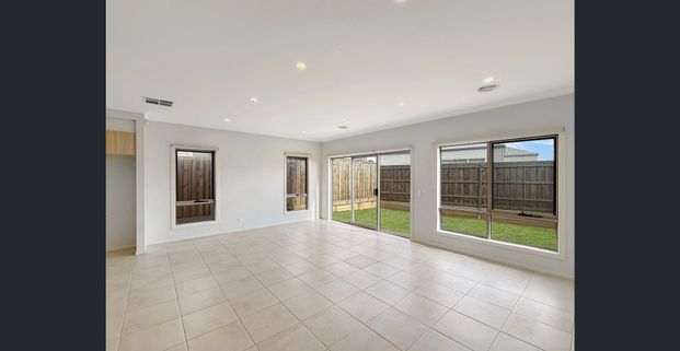 🏡 4-Bedroom House in Eynesbury - Photo 1
