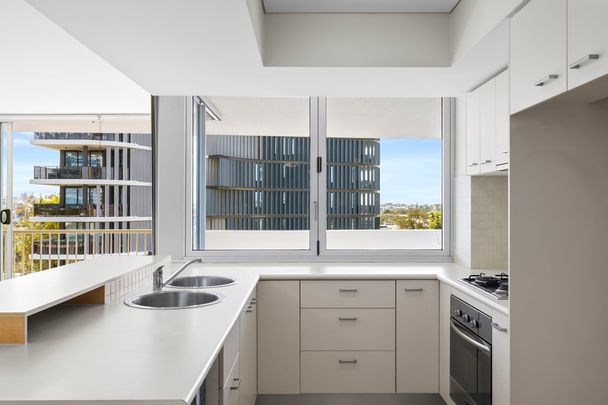 Spacious 2-Bedroom Apartment with Dual Parking in Kangaroo Point - Photo 1