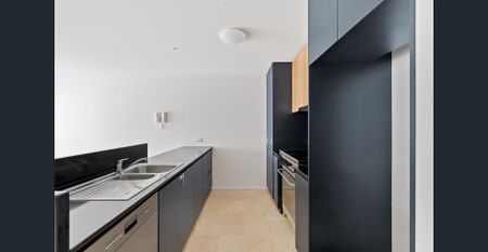 Spacious, Light-Filled Apartment with City Views in Premium Silverpoint Complex - Photo 5