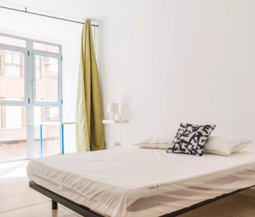 Room in a shared 4-bedroom apartment for rent in Mont-Olivet, some ... - Foto 6