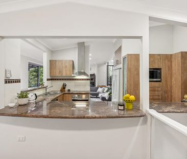 Elegant family retreat with panoramic views - Photo 5