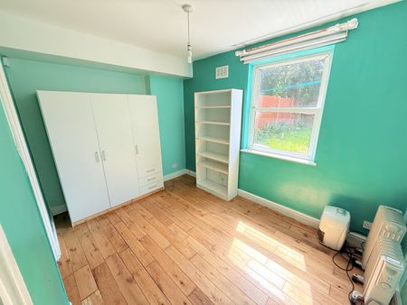 1 Bed Flat, Cressingham Road, SE13 - Photo 3