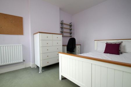 4 bedroom end of terrace house to rent - Photo 4