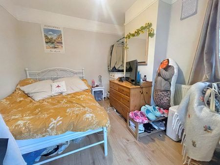 4 bedroom semi-detached house to rent - Photo 2