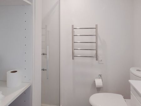 A Modern Second Floor Furnished Apartment - Photo 2