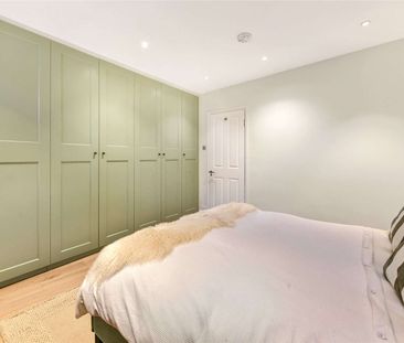 A stylish 4 bedroom family home close to Battersea Square - Photo 2