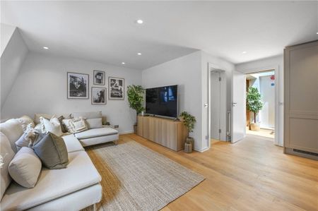 Beautifully presented two bedroom property set within a quiet road near Marylebone High Street. - Photo 2