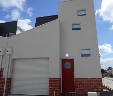 Lovely two bedroom Townhouse. - Photo 4