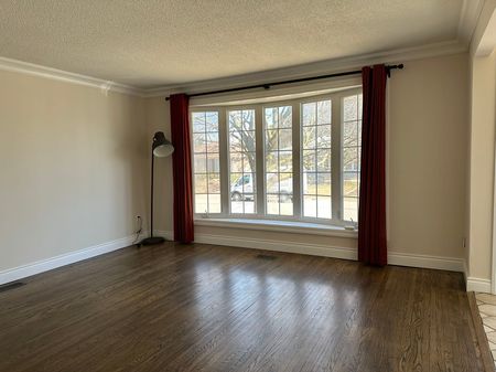 For Lease - 28 Collins Crescent, Aurora, Ontario - Photo 2