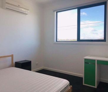 Four-Bedroom Townhouse in a Prime Clayton Location - Photo 4