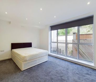 3 bedroom flat in Camden - Photo 3